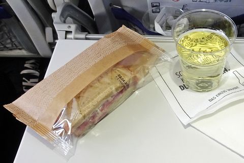 Snack auf Klapptisch an Bord der Lufthansa