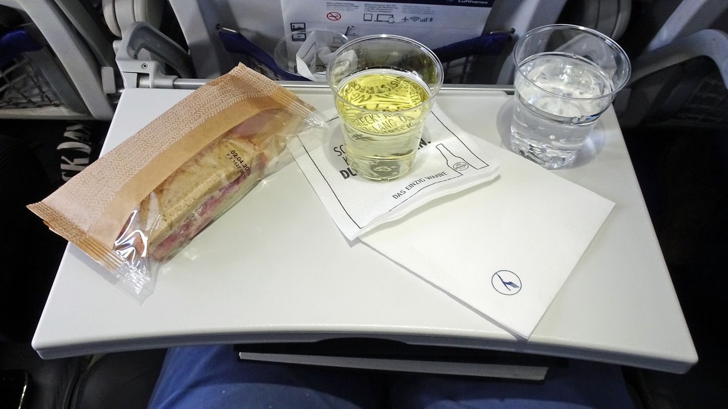 Snack auf Klapptisch an Bord der Lufthansa