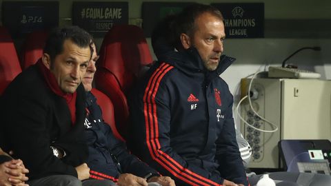 Angestrengter Blick: Hasan Salihamidzic und Hansi Flick auf der Bank während des Spiels gegen Piräus 