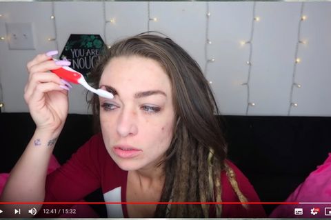 Frau macht Makeup