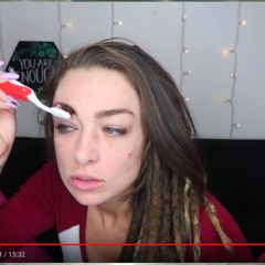 Frau macht Makeup