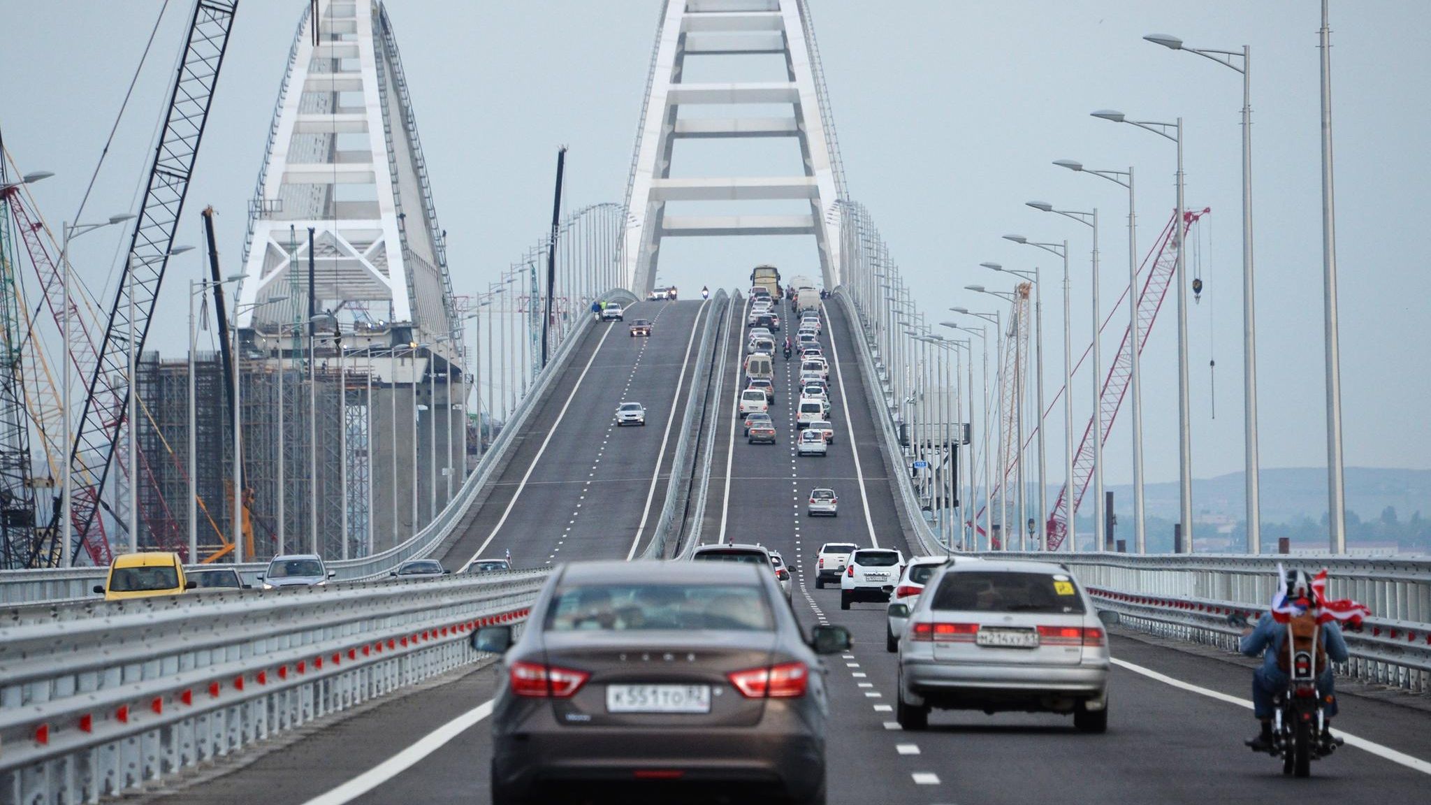 Крымский мост населенный пункт. Крымский мост 2023. Крымский мост авто. Машина едет по мосту. Крымский мост пробки сейчас.