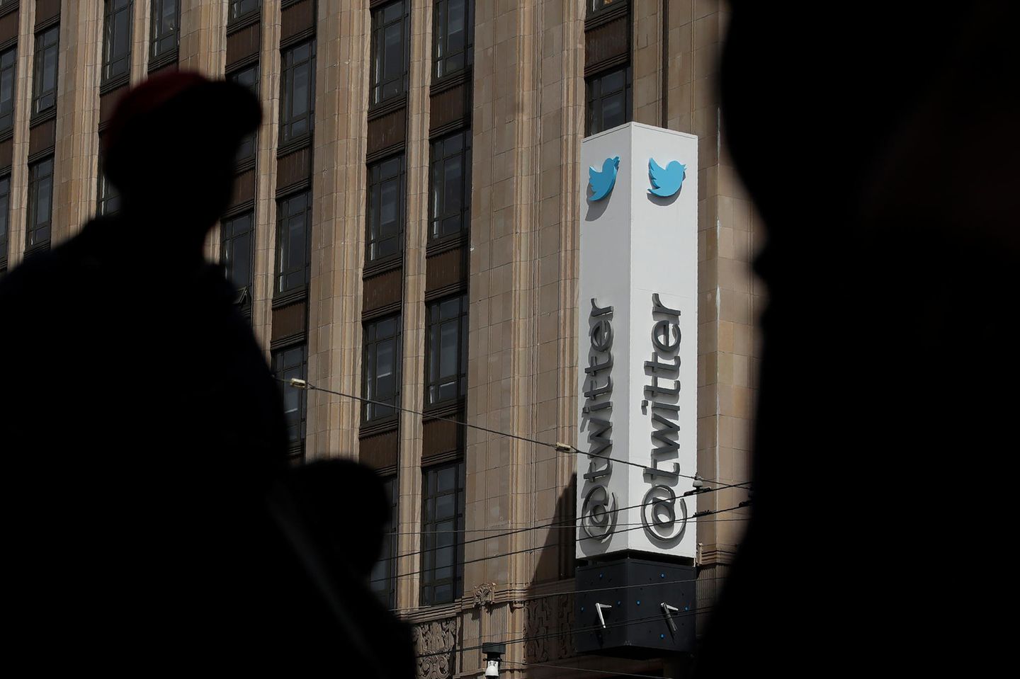 Fußgänger gehen am Twitter-Bürogebäude in San Francisco vorbei