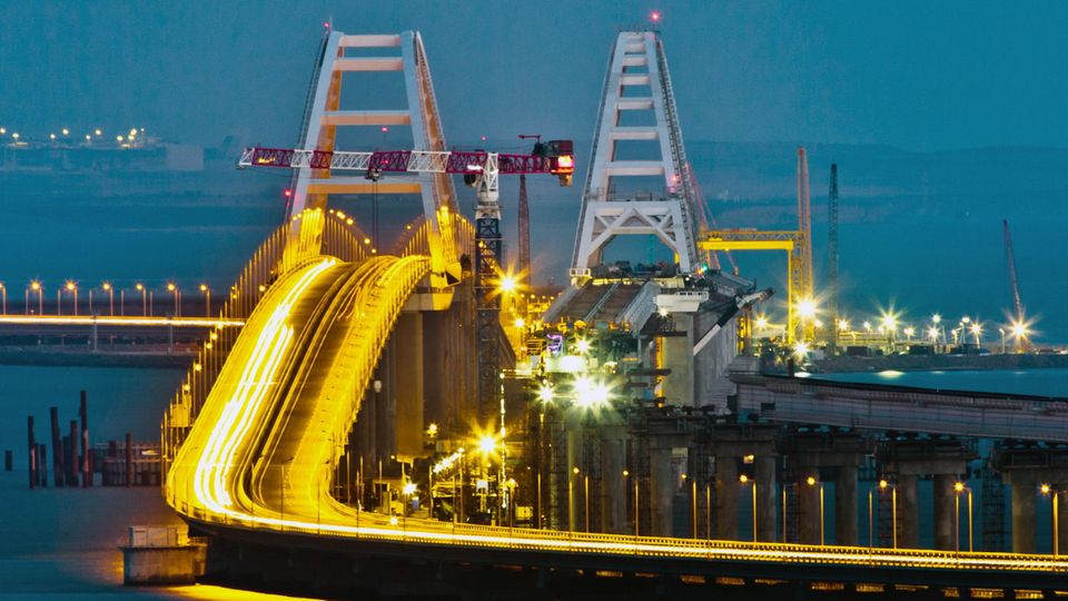 Die Krim-Brücke über der Straße von Kertsch ist immer noch nicht komplett fertig 