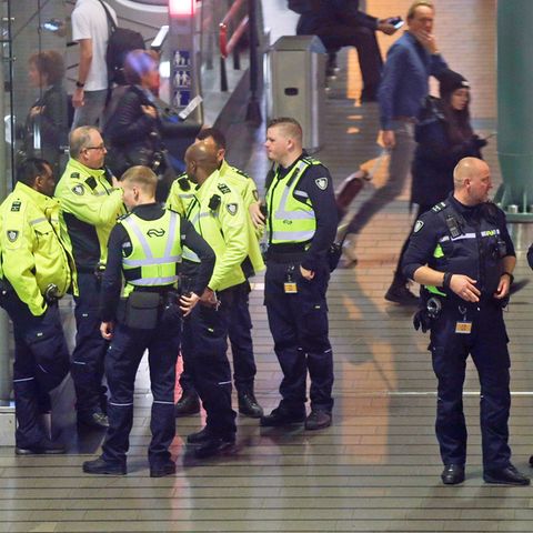 Alarm für die niederländische Polizei am Flughafen Schiphol: Irrtümlich hatte ein Pilot am Mittwochabend die Warnung vor einer Entführung ausgelöst