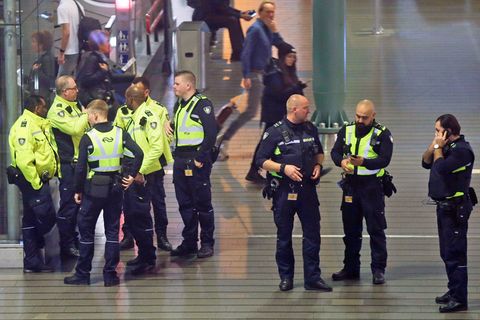 Alarm für die niederländische Polizei am Flughafen Schiphol: Irrtümlich hatte ein Pilot am Mittwochabend die Warnung vor einer Entführung ausgelöst