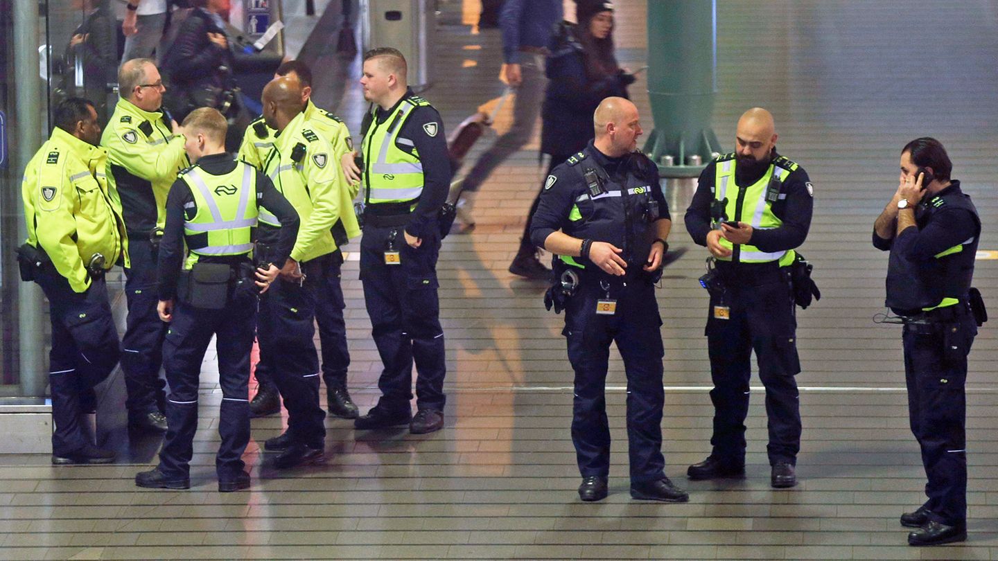 Alarm für die niederländische Polizei am Flughafen Schiphol: Irrtümlich hatte ein Pilot am Mittwochabend die Warnung vor einer Entführung ausgelöst