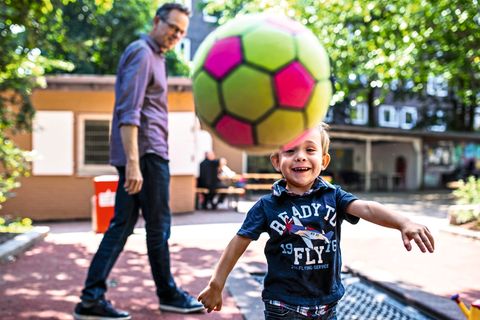 Andreas Albes mit Sohn auf dem Spielplatz