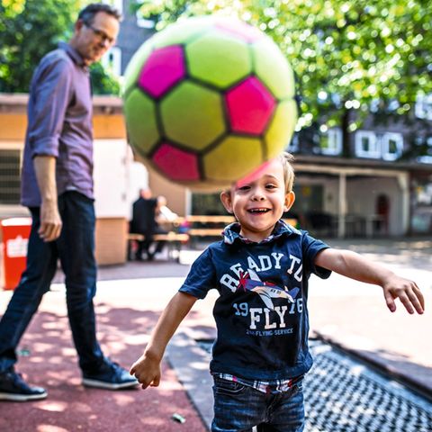 Andreas Albes mit Sohn auf dem Spielplatz