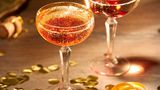 Sloe Royale  Zutaten:   50 ml Sloe Gin z.B. von Rutte  Champagner  Zubereitung:  Den Sloe Gin in ein Cocktailglas geben, mit Champagner auffüllen.