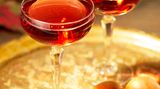 Apricot Martinez  Zutaten:  40 ml Genever z.B. Rutte Old Simon Genever  15 ml Apricot Brandy z.B. De Kuyper  15 ml Sweet Red Vermouth  2 Teelöffel getrocknete Lavendelblüten  Zubereitung:  Alle Zutaten in ein Mixglas geben, einschließlich der Lavendelblüten. Rühren und durch ein Sieb in ein Cocktailglas geben. Mit Aprikosenscheiben garnieren.