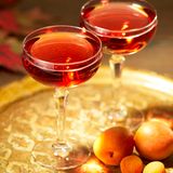 Apricot Martinez  Zutaten:  40 ml Genever z.B. Rutte Old Simon Genever  15 ml Apricot Brandy z.B. De Kuyper  15 ml Sweet Red Vermouth  2 Teelöffel getrocknete Lavendelblüten  Zubereitung:  Alle Zutaten in ein Mixglas geben, einschließlich der Lavendelblüten. Rühren und durch ein Sieb in ein Cocktailglas geben. Mit Aprikosenscheiben garnieren.