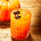Dutch Pumpkin Sour  Zutaten:  50 ml Gin z.B. Rutte Dry Gin  20 ml Karottensaft  20 ml Zitronensaft  20 ml Zimtsirup  2 Teelöffel Kürbispüree (Hokkaido)  Sternanis als Deko  Zubereitung:  Alle Zutaten mit Eis in einen Cocktailshaker geben, shaken und in ein mit Eis gefülltes Tumbler-Glas abseihen. Mit Sternanis garnieren.