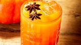 Dutch Pumpkin Sour  Zutaten:  50 ml Gin z.B. Rutte Dry Gin  20 ml Karottensaft  20 ml Zitronensaft  20 ml Zimtsirup  2 Teelöffel Kürbispüree (Hokkaido)  Sternanis als Deko  Zubereitung:  Alle Zutaten mit Eis in einen Cocktailshaker geben, shaken und in ein mit Eis gefülltes Tumbler-Glas abseihen. Mit Sternanis garnieren.