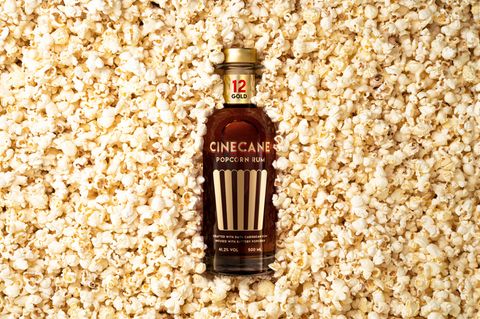Rumflasche umgeben von Popcorn