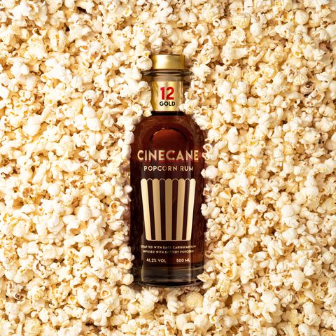 Rumflasche umgeben von Popcorn