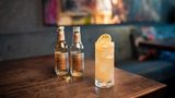 Winter Tale   Zutaten:  4,5 cl Bourbon z.B. 101 Wild Turkey  2 Dashes Orange Bitters  0,2 L Ginger Ale z.B. Fever Tree  Dazu: 2 cl Zimtsirup, 3 cl Limettensaft  Garniert mit: Orangenzeste  Zubereitung:  Bourbon, Bitter, Zimtsirup und LImettensaft ins Glas geben. Eis hinzugeben. Mit Ginger Ale auffüllen und mit Orangenzeste garnieren.
