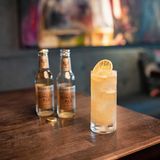 Winter Tale   Zutaten:  4,5 cl Bourbon z.B. 101 Wild Turkey  2 Dashes Orange Bitters  0,2 L Ginger Ale z.B. Fever Tree  Dazu: 2 cl Zimtsirup, 3 cl Limettensaft  Garniert mit: Orangenzeste  Zubereitung:  Bourbon, Bitter, Zimtsirup und LImettensaft ins Glas geben. Eis hinzugeben. Mit Ginger Ale auffüllen und mit Orangenzeste garnieren.