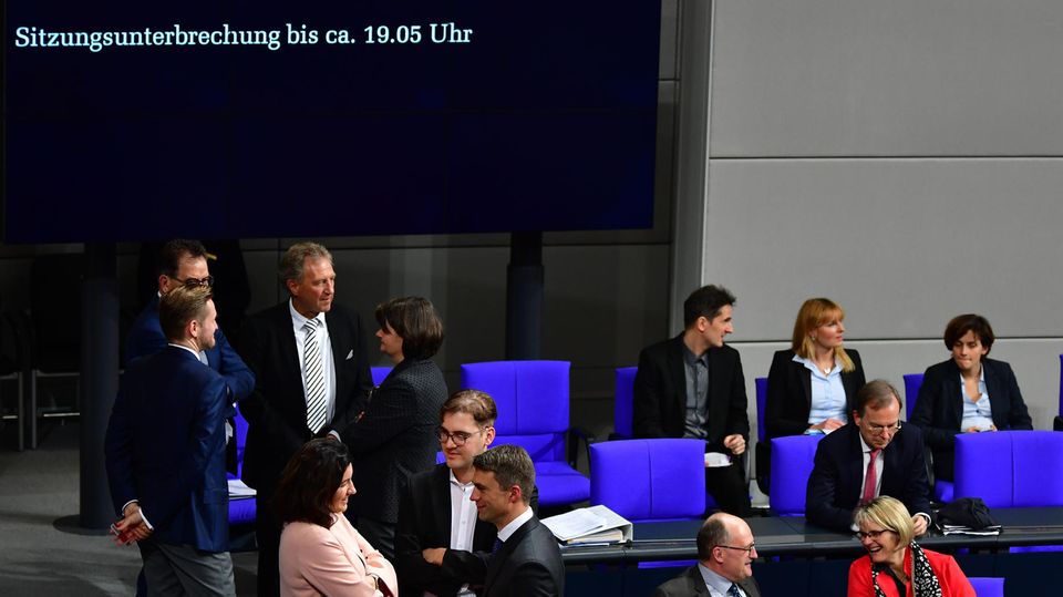 Sitzungsunterbrechung nach Schwächeanfällen im Bundestag