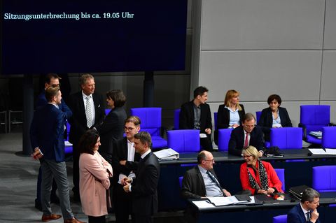 Sitzungsunterbrechung nach Schwächeanfällen im Bundestag