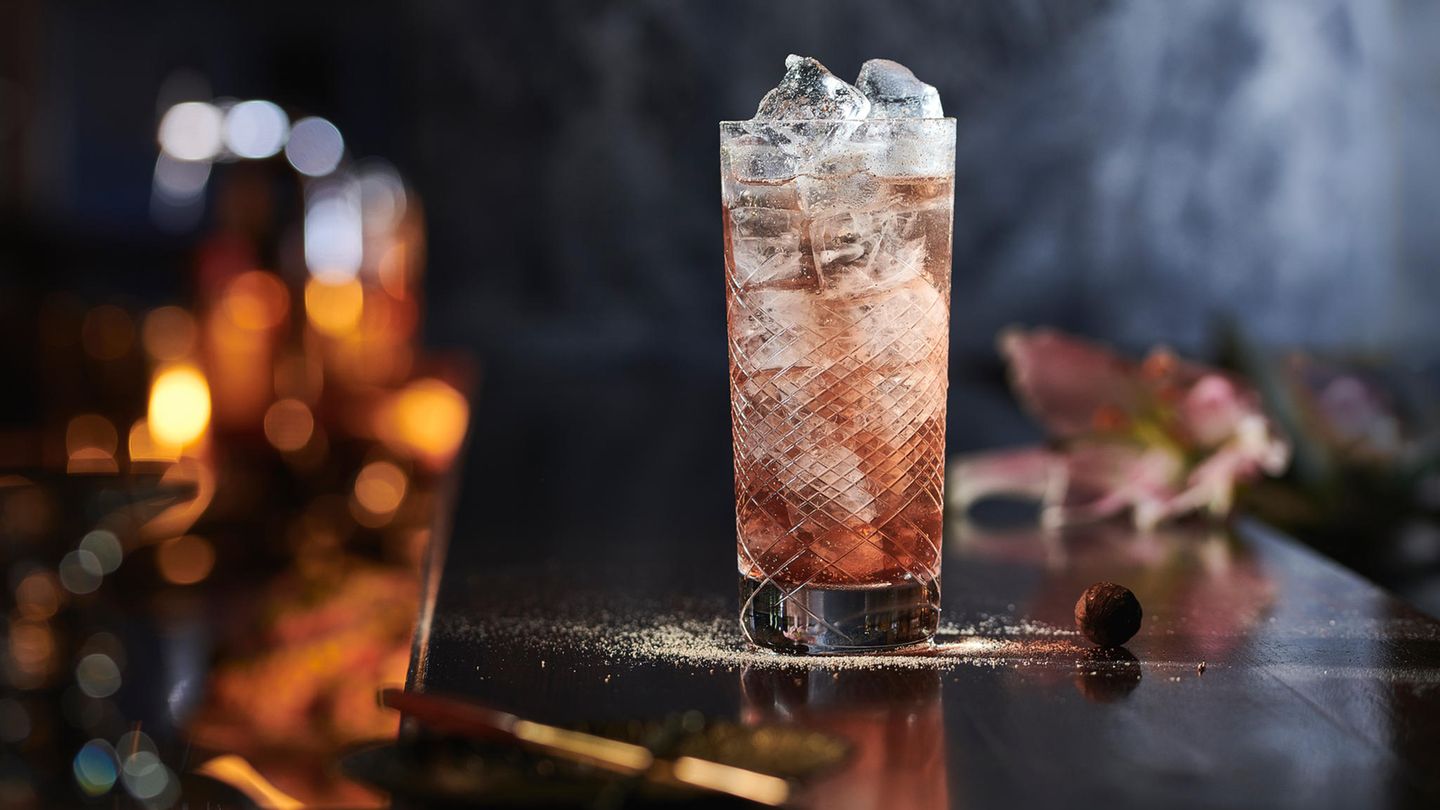 Für kalte Tage: Singapore Sling Zutaten: 4 cl Gin 2 cl Cherry Brandy 1 BL Grenadine 1 Prise geriebene Muskatnuss Soda Water z.B. Thomas Henry Garnitur: geriebene Muskatnuss Zubereitung: Shaker mit Eis füllen. Alle Zutaten bis auf das Soda Water hinzufügen und gut schütteln. Longdrink-Glas mit Eis auffüllen. Inhalt des Shakers ins Glas abseihen. Mit Soda Water auffüllen und den Singapore Sling mit einem Hauch geriebener Muskatnuss garnieren. Singapore Sling Zutaten: 4 cl Gin 2 cl Cherry Brandy 1 BL Grenadine 1 Prise geriebene Muskatnuss Soda Water z.B. Thomas Henry Garnitur: geriebene Muskatnuss Zubereitung: Shaker mit Eis füllen. Alle Zutaten bis auf das Soda Water hinzufügen und gut schütteln. Longdrink-Glas mit Eis auffüllen. Inhalt des Shakers ins Glas abseihen. Mit Soda Water auffüllen und den Singapore Sling mit einem Hauch geriebener Muskatnuss garnieren.