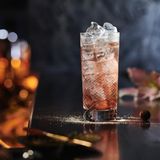 Singapore Sling  Zutaten:  4 cl Gin  2 cl Cherry Brandy  1 BL Grenadine  1 Prise geriebene Muskatnuss  Soda Water z.B. Thomas Henry  Garnitur: geriebene Muskatnuss  Zubereitung:  Shaker mit Eis füllen. Alle Zutaten bis auf das Soda Water hinzufügen und gut schütteln. Longdrink-Glas mit Eis auffüllen. Inhalt des Shakers ins Glas abseihen. Mit Soda Water auffüllen und den Singapore Sling mit einem Hauch geriebener Muskatnuss garnieren.