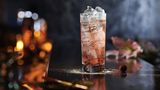 Singapore Sling  Zutaten:  4 cl Gin  2 cl Cherry Brandy  1 BL Grenadine  1 Prise geriebene Muskatnuss  Soda Water z.B. Thomas Henry  Garnitur: geriebene Muskatnuss  Zubereitung:  Shaker mit Eis füllen. Alle Zutaten bis auf das Soda Water hinzufügen und gut schütteln. Longdrink-Glas mit Eis auffüllen. Inhalt des Shakers ins Glas abseihen. Mit Soda Water auffüllen und den Singapore Sling mit einem Hauch geriebener Muskatnuss garnieren.