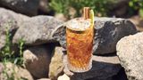 Will, we are proud  Zutaten:  4 cl Kräuterlikör  1 cl Zuckersirup  1 kalter Espresso  3 Zitronenzesten  Tonic Water z.B. Thomas Henry  Garnitur: Zimtstange  Zubereitung:  Likör, Zuckersirup, Espresso und Zesten in das Longdrink-Glas geben und verrühren. Mit Tonic Water auffüllen, Crushed Ice hinzufügen und garnieren.