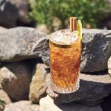 Will, we are proud  Zutaten:  4 cl Kräuterlikör  1 cl Zuckersirup  1 kalter Espresso  3 Zitronenzesten  Tonic Water z.B. Thomas Henry  Garnitur: Zimtstange  Zubereitung:  Likör, Zuckersirup, Espresso und Zesten in das Longdrink-Glas geben und verrühren. Mit Tonic Water auffüllen, Crushed Ice hinzufügen und garnieren.