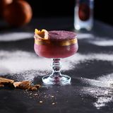 Gingerbread Man  Zutaten:  3 cl Weisser Wermut (trocken)  1 cl Portwein z.B. Tawny  1,5 cl Lebkuchensirup  Spicy Ginger z.B. Thomas Henry  3 Tropfen Orangen-Olivenöl  Garnitur: Lebkuchen, Orangenzeste  Zubereitung:  Shaker mit Eis füllen. Wermut, Portwein und Sirup darin kräftig schütteln. In das Coupette-Glas doppelt abseihen und mit Thomas Henry Spicy Ginger auffüllen. Drei Tropfen Orangen-Olivenöl hinzufügen und garnieren.