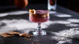 Gingerbread Man  Zutaten:  3 cl Weisser Wermut (trocken)  1 cl Portwein z.B. Tawny  1,5 cl Lebkuchensirup  Spicy Ginger z.B. Thomas Henry  3 Tropfen Orangen-Olivenöl  Garnitur: Lebkuchen, Orangenzeste  Zubereitung:  Shaker mit Eis füllen. Wermut, Portwein und Sirup darin kräftig schütteln. In das Coupette-Glas doppelt abseihen und mit Thomas Henry Spicy Ginger auffüllen. Drei Tropfen Orangen-Olivenöl hinzufügen und garnieren.