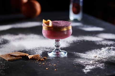 Gingerbread Man  Zutaten:  3 cl Weisser Wermut (trocken)  1 cl Portwein z.B. Tawny  1,5 cl Lebkuchensirup  Spicy Ginger z.B. Thomas Henry  3 Tropfen Orangen-Olivenöl  Garnitur: Lebkuchen, Orangenzeste  Zubereitung:  Shaker mit Eis füllen. Wermut, Portwein und Sirup darin kräftig schütteln. In das Coupette-Glas doppelt abseihen und mit Thomas Henry Spicy Ginger auffüllen. Drei Tropfen Orangen-Olivenöl hinzufügen und garnieren.