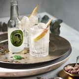 Mandorla festiva  Zutaten:  4 cl Weißer Wermut  1 cl Mandelsirup  Bitter Lemon z.B. Thomas Henry  Garnitur: Birnenschnitz  Zubereitung:  Mandelsirup und weißen Wermut ins Glas geben. Eis hinzugeben. Mit Thomas Henry Bitter Lemon auffüllen und mit einem Birnenschnitz garnieren.