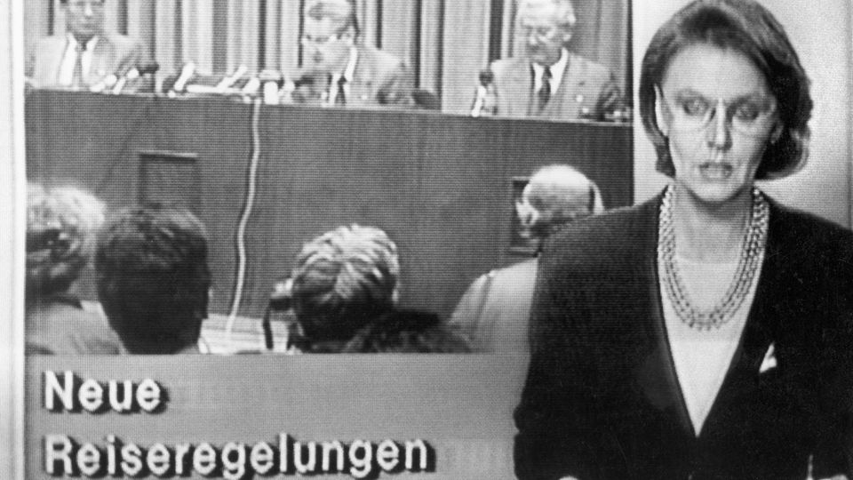 Mauerfall: Aktuelle Kamera meldet Schabowskis Ausführungen zu neuen Reiseregelungen Der Moment, der alles veränderte: Günter Schabowski gibt auf einer Pressekonferenz neue Reiseregelungen zur Ausreise aus der DDR bekannt. Als die DDR-Nachrichtensendung "Aktuelle Kamera" darüber berichtet, machen sich die ersten Menschen zur Mauer auf