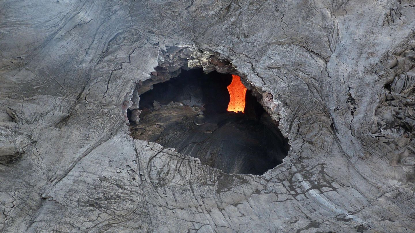 Ein Lavatunnel auf Hawaii, unten ist das Magma zu sehen