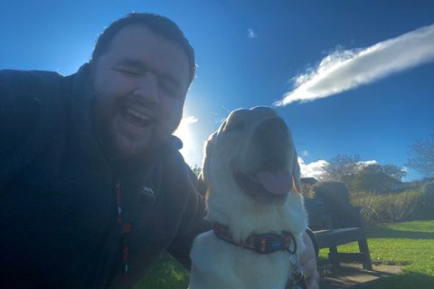Jon Attenborough und sein Blindenhund Sam
