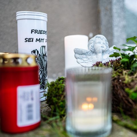 Kerzen und Blumen am Tatort in Detmold; 15-jährige Verdcächtige