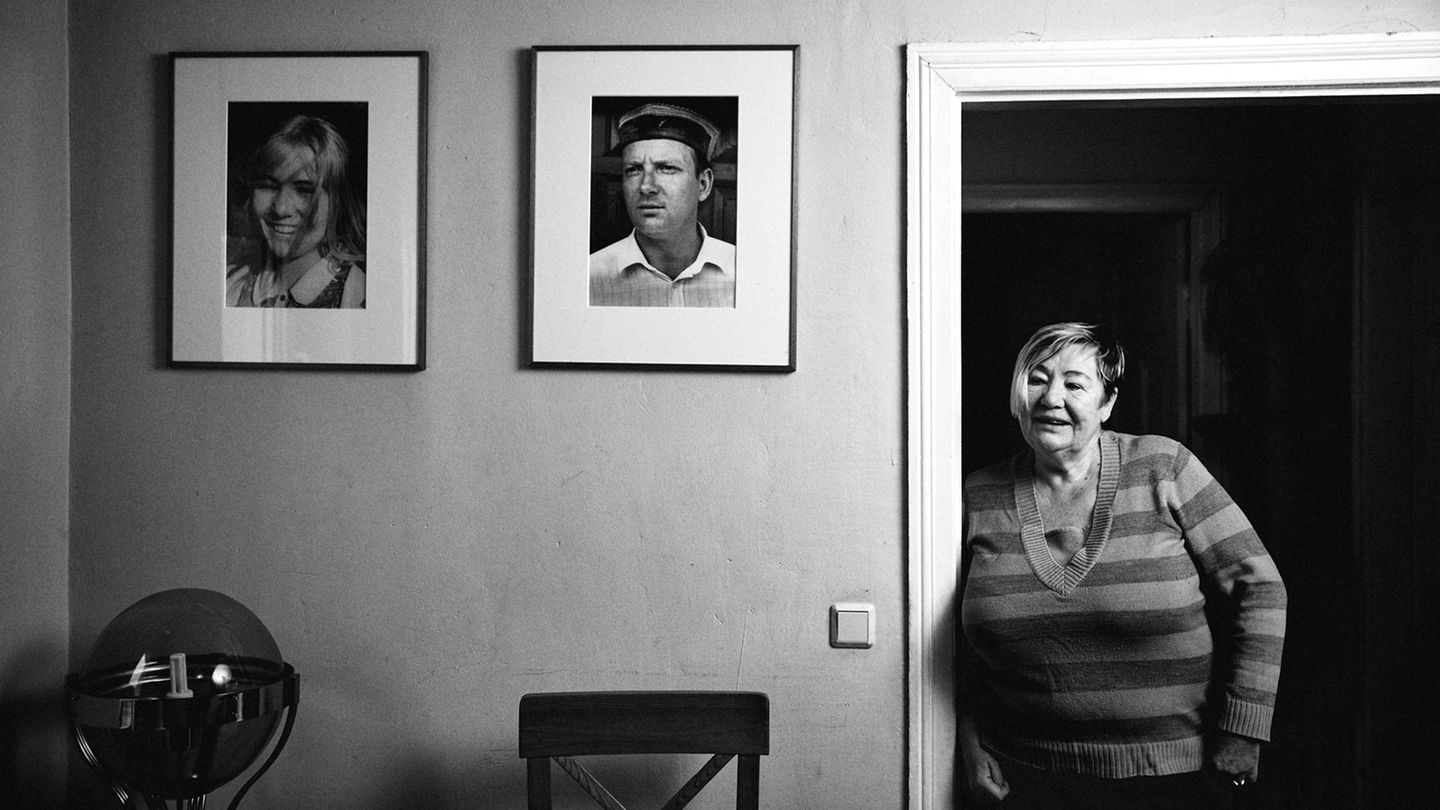 Martina in ihrem Haus in dem Örtchen Eichhorst. An der Wand hängen Jugendporträts von ihr und ihrer großen Liebe Jens. 