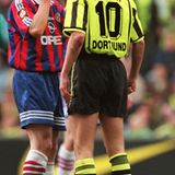 "Heulsuse" Möller   Lothar Matthäus verhöhnt BVB-Mittelfeldakteur Andreas Möller im April 1997. Mit seiner Geste erinnert der Bayern-Kapitän an Möllers Spitzname, "Heulsuse", der ihm bis heute anhaftet. Möller ließ sich davon freilich nicht provozieren. Er machte ein gutes Spiel, die Partie endete 1:1.