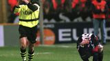 Echte Verzweiflung  Das Champions-League-Viertelfinal-Rückspiel am 18. März 1998 in Dortmund wurde wegen einer Bananen-Begrüßung für Oliver Kahn erst verspätet angepfiffen. Nach dem 0:0 im Hinspiel erzielte schließlich Stéphane Chapuisat in der 108. Minute das Siegtor im bisher einzigen Europapokal-Duell der beiden Teams. Nach Abpfiff weinte Bayern-Stürmer Carsten Jancker bitterlich und Wladimir But feierte