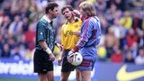Kahn rastet aus  Beim 2:2 am 3. April 1999 leistete sich Oliver Kahn gleich drei Ausraster: Die Biss-Attacke gegen Heiko Herrlich, die legendäre Kung-Fu-Einlage gegen Stephane Chapuisat und der Ohr-Dreher gegen Andi Möller. Eine Karte sah Kahn dafür nicht.