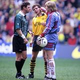 Kahn rastet aus  Beim 2:2 am 3. April 1999 leistete sich Oliver Kahn gleich drei Ausraster: Die Biss-Attacke gegen Heiko Herrlich, die legendäre Kung-Fu-Einlage gegen Stephane Chapuisat und der Ohr-Dreher gegen Andi Möller. Eine Karte sah Kahn dafür nicht.