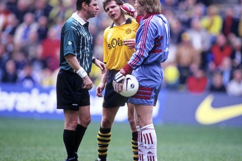 Kahn rastet aus  Beim 2:2 am 3. April 1999 leistete sich Oliver Kahn gleich drei Ausraster: Die Biss-Attacke gegen Heiko Herrlich, die legendäre Kung-Fu-Einlage gegen Stephane Chapuisat und der Ohr-Dreher gegen Andi Möller. Eine Karte sah Kahn dafür nicht.