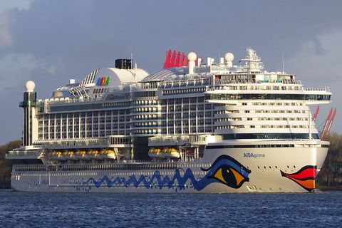 "Aida Prima" auf der elbe bei der ausfahrt