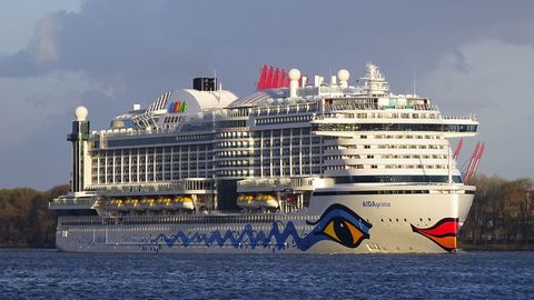 "Aida Prima" auf der elbe bei der ausfahrt