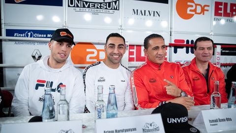 Universum-Boxer Toni Kraft (v.l.n.r.) und Artem Harutyunyan, Promoter Ismail Özen-Otto und Trainer Artur Grigoryan