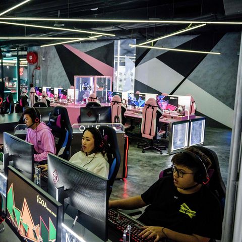 Junge Menschen spielen vor PCs