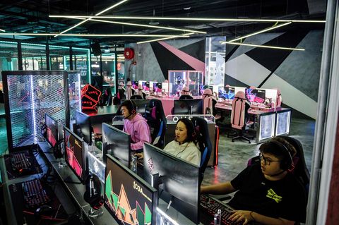 Junge Menschen spielen vor PCs