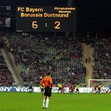 6:2 dank Adrenalin-Bad  Zu Beginn der Nullerjahre erreichte die Rivalität zwischen Gelb und Rot ihren vorläufigen Höhepunkt. Am 4. November 2000 gingen die Bayern mit 6:2 als klarer Sieger vom Platz. Oliver Kahn hatte hinterher eine plausible Erklärung für den Kantersieg: "Wir haben heute in Adrenalin gebadet." BVB-Keeper Jens Lehmann (im Bild) und seine Mitspieler eher nicht.