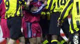 Die Karten-Flut  Gleich zweimal Rot, einmal Gelb-Rot und zehnmal Gelb zeigte Referee Hartmut Strampe beim 1:1 am 7. April 2001 in Dortmund - einer wüsten Treterei. Bixente Lizarazu (Bildmitte) und Stefan Effenberg vom FC Bayern und Evanilson vom BVB flogen vom Platz.